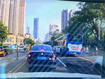 Clip: Người đi đường vất vả giải cứu tài xế cùng chiếc xe rơi xuống hố tử thần trên phố