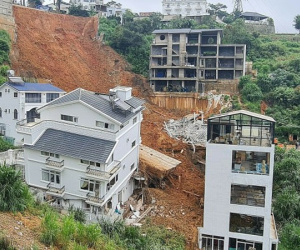 Sạt lở sau mưa lớn ở Đà Lạt, 2 người bị vùi lấp