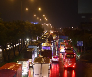 Đường ở TP.HCM ùn hơn 7km, dòng xe nối đuôi nhích từng chút