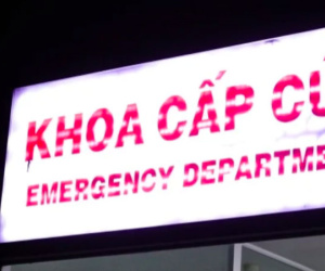 Đi cấp cứu lúc rạng sáng nghi do ăn quá nhiều loại quả bán khắp nơi ở Việt Nam