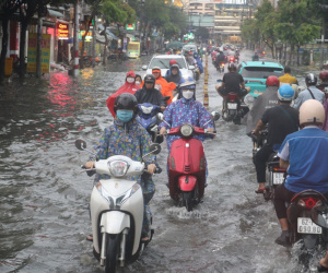 TP HCM mưa mù trời, nhiều nơi xe bơi trong nước