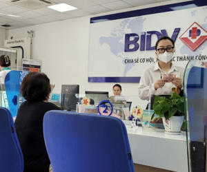 Lãi suất cho vay ồ ạt giảm, người vay vẫn kêu khó