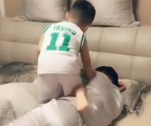 Thấy con ngủ say, bố ôm con xuống nằm đất để giành ôm mẹ, hành động của đứa trẻ khiến ai cũng bật cười
