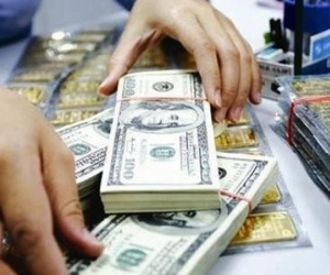 Giữ USD sinh lời nhiều hơn nắm vàng?