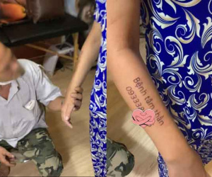 Cha đưa con gái bị trầm cảm sau sinh đến tiệm để xăm dòng chữ khiến ai cũng nghẹn ngào