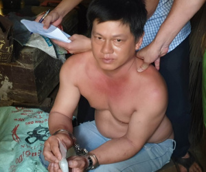Bắt quả tang đối tượng bán 'hàng đá' tại nhà, tạm giữ trên 260 triệu đồng