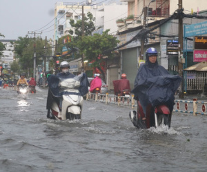 TP HCM: Mưa ngập khắp nơi, người và xe 'bơi' về nhà