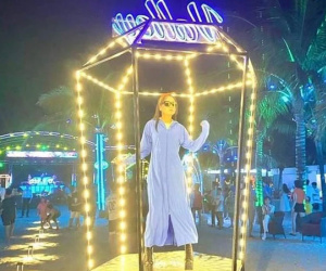 Bị chê bikini phản cảm, vũ công bar bãi biển ở Hạ Long mặc áo chống nắng nhảy múa