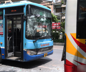 3 xe buýt đâm liên hoàn khi vào bến đón khách ở Hà Nội
