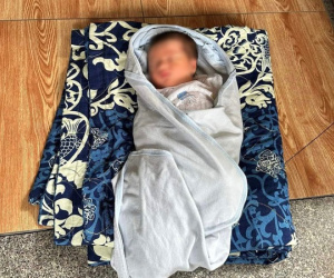 Bé trai khoảng 7 đến 15 ngày tuổi bị bỏ rơi trên đường ở TP Thủ Đức