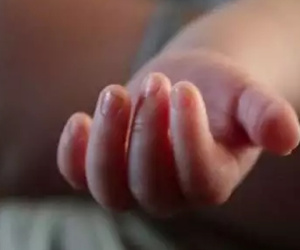 Con 5 ngày tuổi bị bố mẹ bóp cổ đến chết