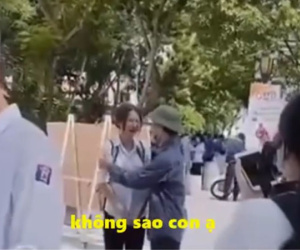 Nữ sinh gục vào vai bố khóc nấc vì không làm được bài và câu nói của cha khiến tất cả rơi nước mắt