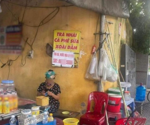 Cụ bà bán trà đá ngỡ gia cảnh khó khăn, khách vào quán thấy thứ đắt giá ngang ô tô