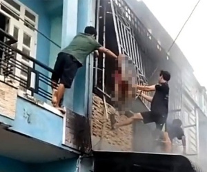 Người dân cắt lồng sắt, giải cứu cả gia đình thoát khỏi căn nhà cháy