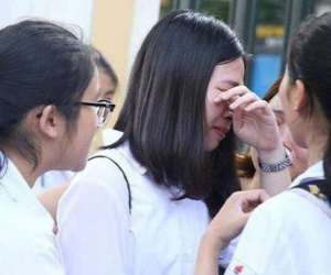 Điểm chuẩn công lập tăng vọt, phụ huynh 'vắt chân lên cổ' tìm trường tư cho con