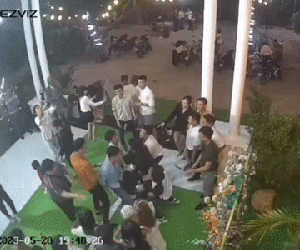 Tung hứng chú rể chúc mừng ngày trọng đại, nhóm bạn liền tắt nụ cười ngay sau đó: Vui thôi đừng vui quá