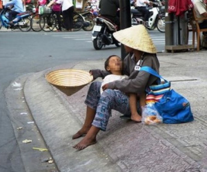 Cặp vợ chồng đưa người già, khuyết tật ra Hà Nội 'thúc ép' bán hàng rong, xin ăn