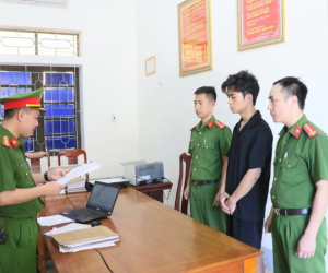 Bắt thanh niên không đội mũ bảo hiểm, lao xe máy SH vào CSGT