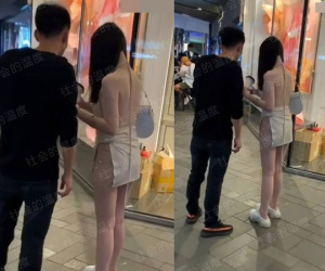 Đi TTTM cùng bạn trai, cô gái diện váy xẻ cao đến eo gây bão
