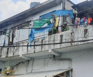 Người phụ nữ bán vé số tìm lại được vàng sau khi cháy phòng trọ