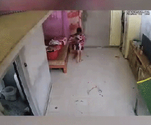 Nhờ cháu gái trông con nhỏ, cậu mợ bất ngờ khi kiểm tra camera