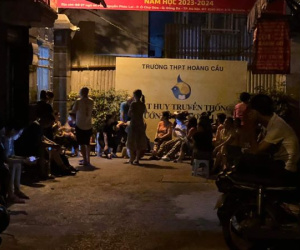 Phụ huynh vây kín cổng trường giữa đêm đề giành suất lớp 10 cho con