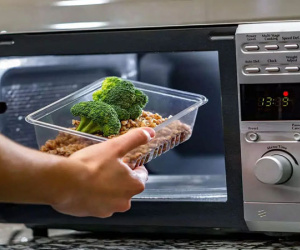 Thực hư tin đồn 'đứng gần lò vi sóng đang bật gây ung thư'?