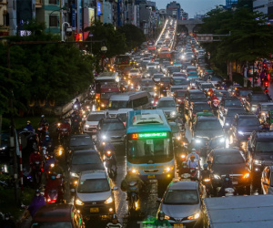 Người Hà Nội chật vật tìm lối thoát trong mưa dông giăng kín trời