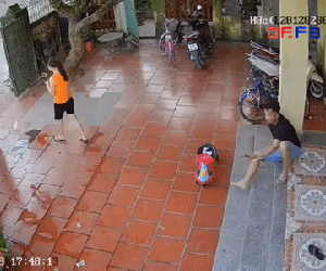 Vợ vừa đi qua, chồng liền chạy nhanh như tên bắn nhặt thứ này khiến CĐM cười ngất