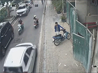 Nhầm chân ga, xe con kéo lê cả xe máy và người phụ nữ dưới gầm