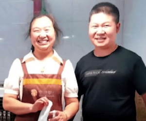 Ăn mừng vì con gái đạt điểm cao trong kỳ thi ĐH theo cách riêng, cặp vợ chồng bị lên án đến mức phải nghỉ làm