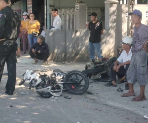 Xe tải húc đuôi ô tô khiến 4 xe máy vạ lây