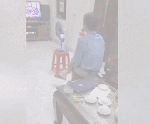 Thấy bố livestream hát karaoke, con trai cười như được mùa vì thấy số người xem