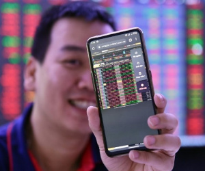 Cổ phiếu tăng, người nhà chủ tịch ồ ạt bán ra