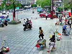 Mái nhà đổ sập như nổ bom khiến nhiều người bị thương