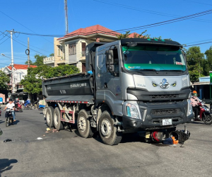 Nữ công nhân gặp nạn trên đường đến công ty, để lại 2 con nhỏ