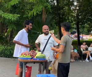 Du khách ngã ngửa, bức xúc vì bị 'ung thư ví' khi đi bộ ở Hồ Gươm