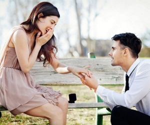 Bất ngờ khi bạn trai quỳ xuống cầu hôn tôi trước mặt người yêu cũ