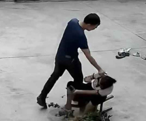 Sáng sớm thấy chiếc xe ô tô đỗ trước cửa, người vợ sửng sốt trước hành động của chồng