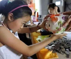 Cách xử lý khôn ngoan khi con hỏi 'Tại sao nhà mình không có nhiều tiền?'
