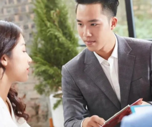 Đi họp lớp, chồng vô tư ôm ấp bạn gái cũ trước mặt vợ