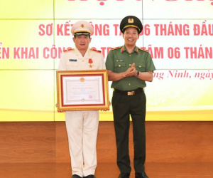 Thiếu tướng Đinh Văn Nơi nhận Huân chương Chiến công hạng nhất