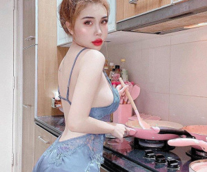 Cô nàng vào bếp mà mặc váy ngủ ren mỏng manh, dân mạng nơm nớp lo hớ hênh