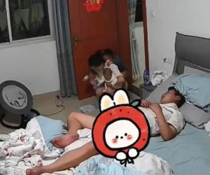 3 con cùng quấy khóc lúc nửa đêm, vợ bất lực gọi chồng dậy phụ thì bị càu nhàu: 'Em ở nhà có làm gì đâu, mỗi chăm con thôi cũng không xong!'