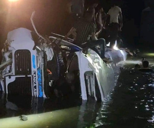 Xe buýt rơi xuống sông ở Sri Lanka, hàng chục người thương vong