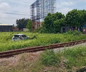 Ô tô va chạm tàu hỏa, 5 người thương vong