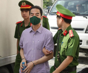 Vụ án 'Chuyến bay giải cứu': Nhiều bị cáo đeo khẩu trang, lấy tay che mặt khi tới tòa