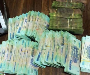 5 cô gái vận chuyển trái phép hơn 4.300 tỷ đồng ra nước ngoài