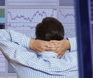 Chứng khoán lập đỉnh, lãnh đạo doanh nghiệp cùng người nhà đổ xô bán cổ phiếu