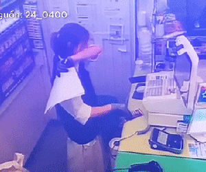 Tủi thân bật khóc khi đang làm việc, cô gái nhận được món quà đầy bất ngờ